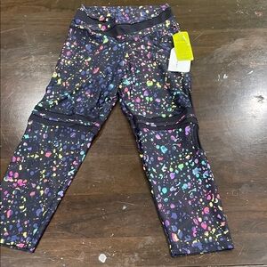 Womens cropped leggings Size M. 2 leg peepholes. NWT.  UV Protection 50+